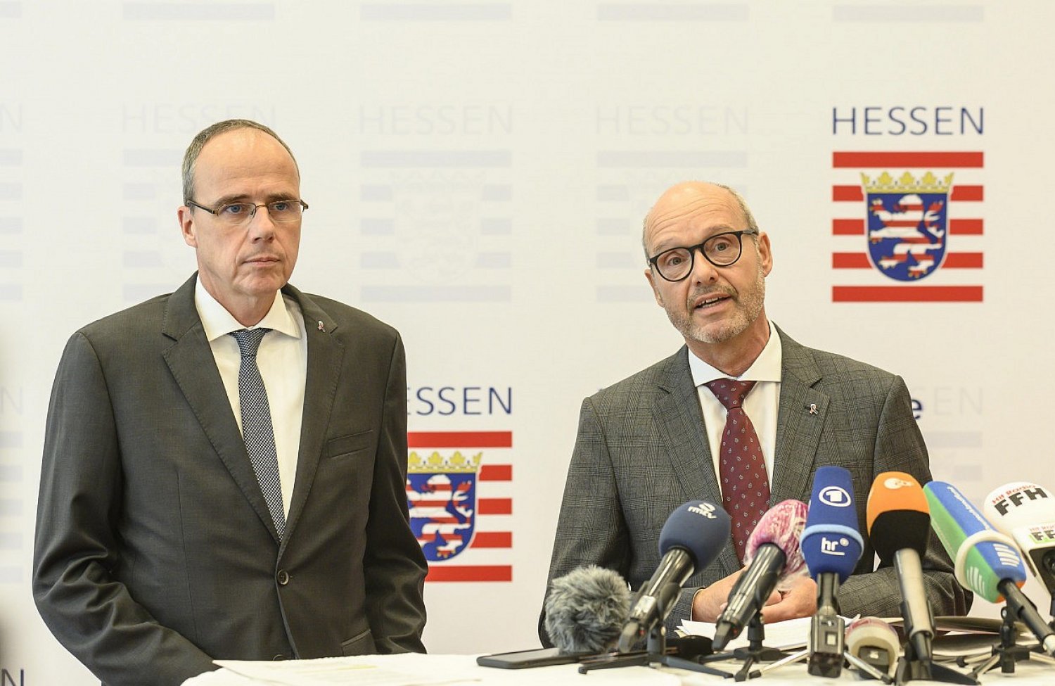 Innenminister Peter Beuth (links) stellt den neuen Landespolizeipräsidenten Roland Ullmann vor