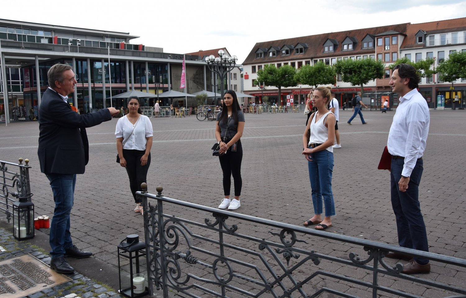 Oberbürgermeister Claus Kaminsky hat sich mit Saida Hashemi, Nesrin Unvar und Ajla Kurtovic am Brüder Grimm Denkmal getroffen.