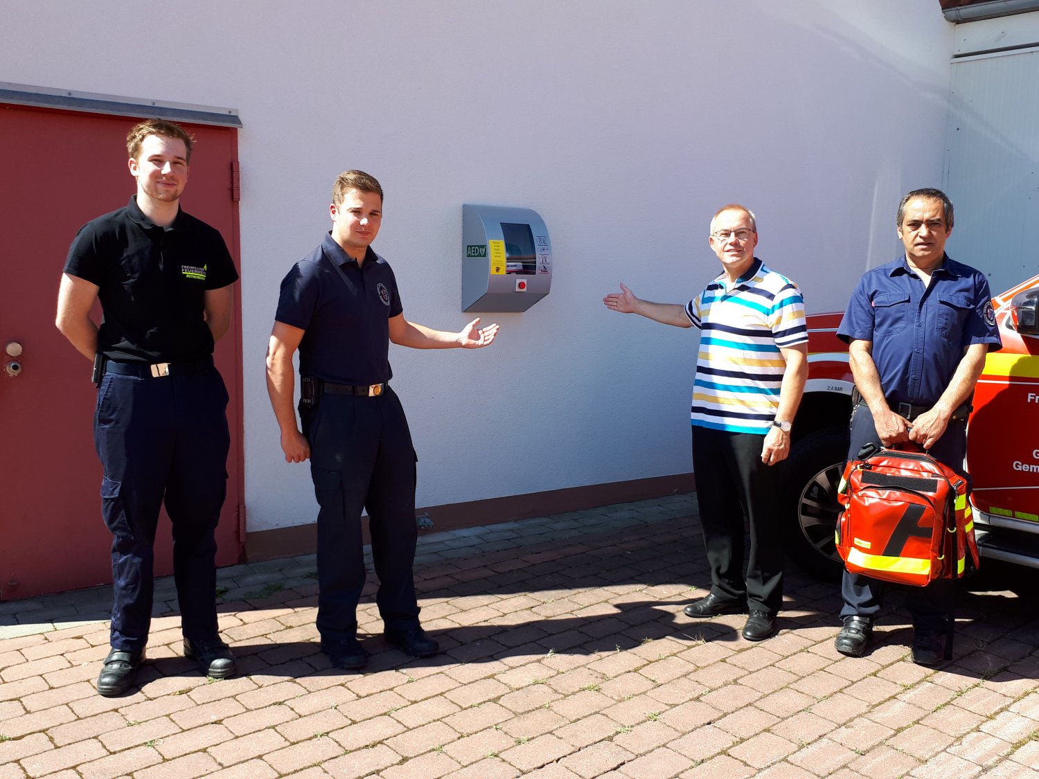 Bei der Inbetriebnahme von links Sebastian Hild, Tobias Kratz, Bürgermeister Gerald Helfrich und Gemeindebrandinspektor Gerd Wiegand