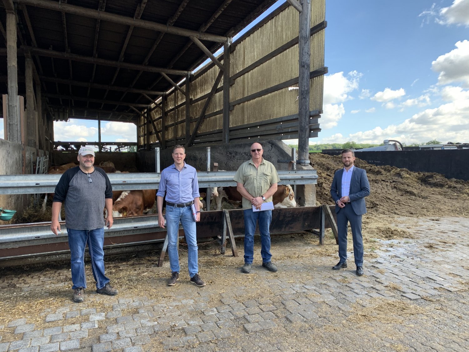 Wie kann die Situation landwirtschaftlicher Betriebe in Hessen verbessert werden? Darüber sprachen Landwirt Klaus Fuchs, SPD Landtagsabgeordneter Christoph Degen, Ortslandwirt Horst Betz und Bürgermeister Timo Greul (von links)