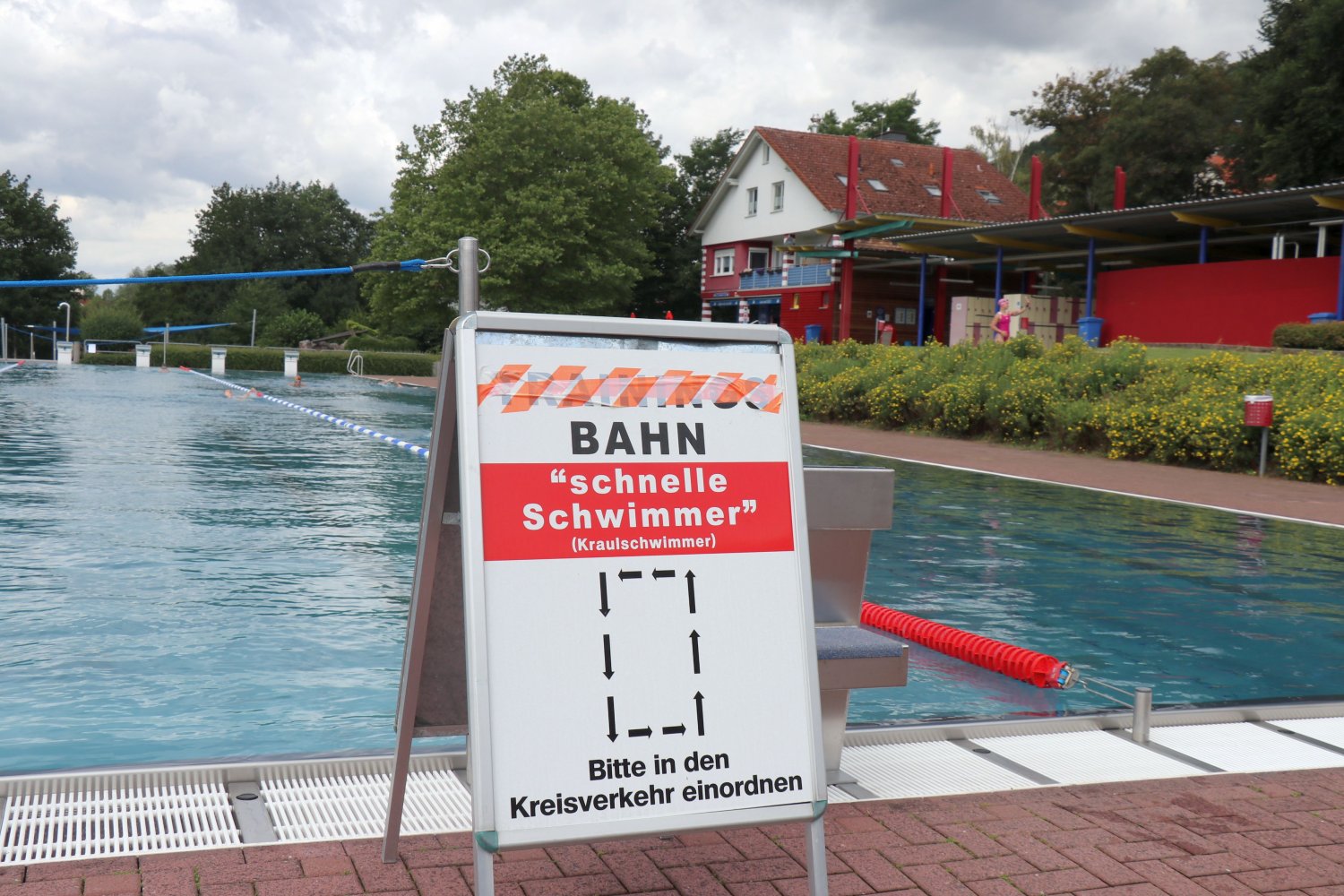 Umfangreiche Abstands- und Hygieneregeln sorgen im Barbarossafreibad für den Infektionsschutz der Badegäste.