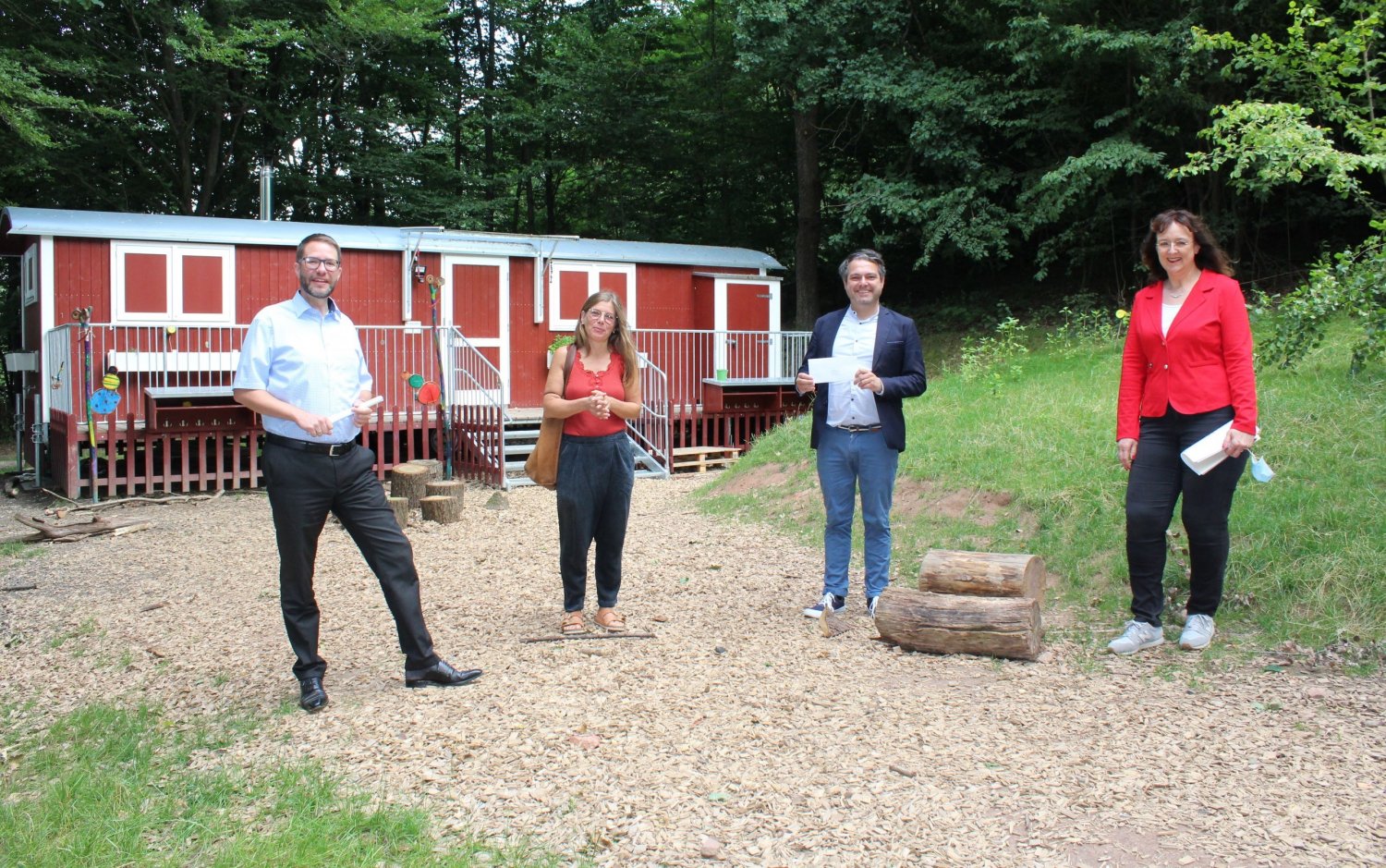 Landrat Thorsten Stolz überreichte die Kreisförderung an die Kitaleiterin Berit Zeber und Bürgermeister Daniel Glöckner und Heike Schmidt, Abteilungsleiterin Kinderbetreuung, Familie und Seniorenarbeit der Stadt Gelnhausen (von links).