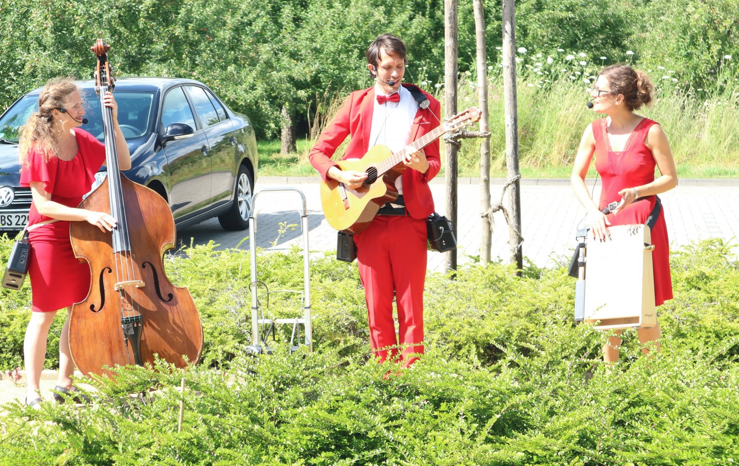 Treten seit fünf Jahren als „Evas Apfel“ auf – die studierten Musiker*innen Jane Lazrovic (Kontrabass und Gesang), Imogen Gleichauf (Drums, Cajon und Gesang) und Gabriel Beuerle (Gitarre und Gesang).