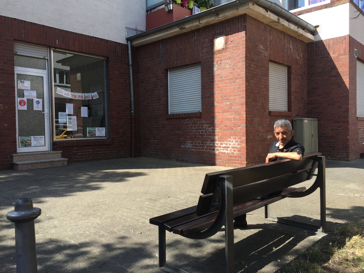 Vor dem Quartiersbüro in der Freigerichtstraße wurde eine neue Sitzbank aufgestellt.