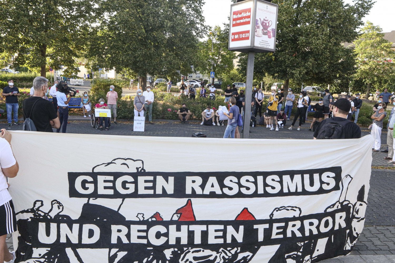 Rund 80 Menschen trafen sich am Mittwochabend vor dem Bahnhof in Wächtersbach