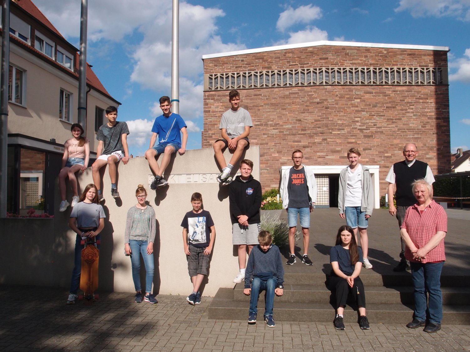 Die Kirchplatzmauer ist offen und bietet gute Aussicht: Eine Teilgruppe der Kesselstädter St. Elisabeth-Messdiener vor dem Kirchplatz.