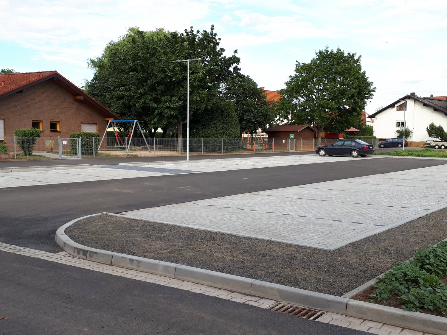 Im Zuge der Arbeiten zur Erschließung des Gebietes In der Hochstadt und Malspitzer Weg in Rothenbergen ist auch der neue Parkplatz an der Kita Sonnenschein entstanden.