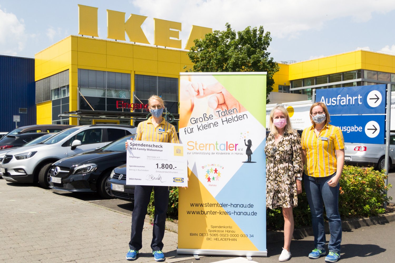 Von links: Laura Luckmann, Mitarbeiterin Local Marketing IKEA Hanau, Beate Kleemann, Koordinatorin des Bunten Kreises Hanau, Sontje Premer Local Marketing Leader IKEA Hanau.