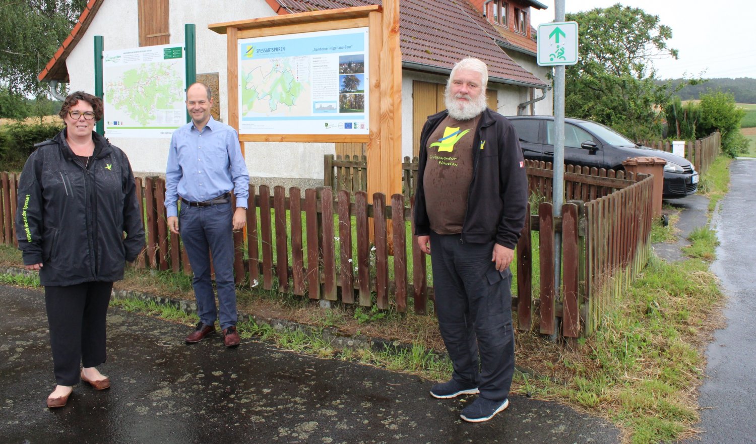 Eine neue Spessartspur führt durch das Somborner Hügelland, beginnend am Festplatz (von links): Erste Kreisbeigeordnete Susanne Simmler, Bürgermeister Albrecht Eitz und Fritz Dänner (Naturpark Hessischer Spessart).