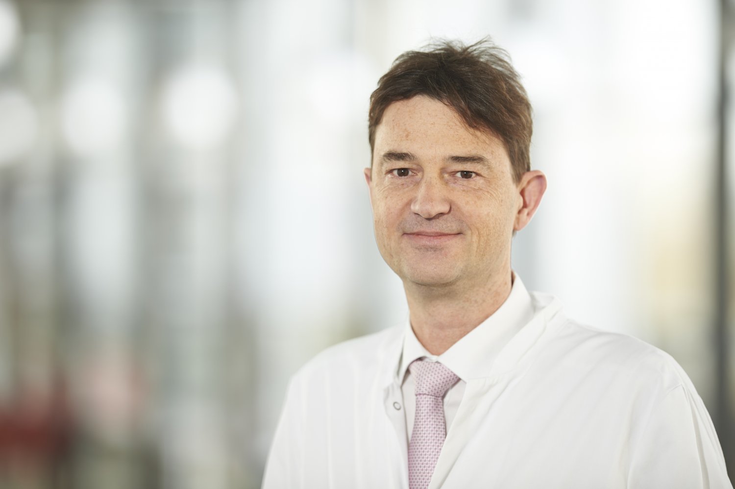 Prof. Neumann-Haefelin freut sich über die Auszeichnung.