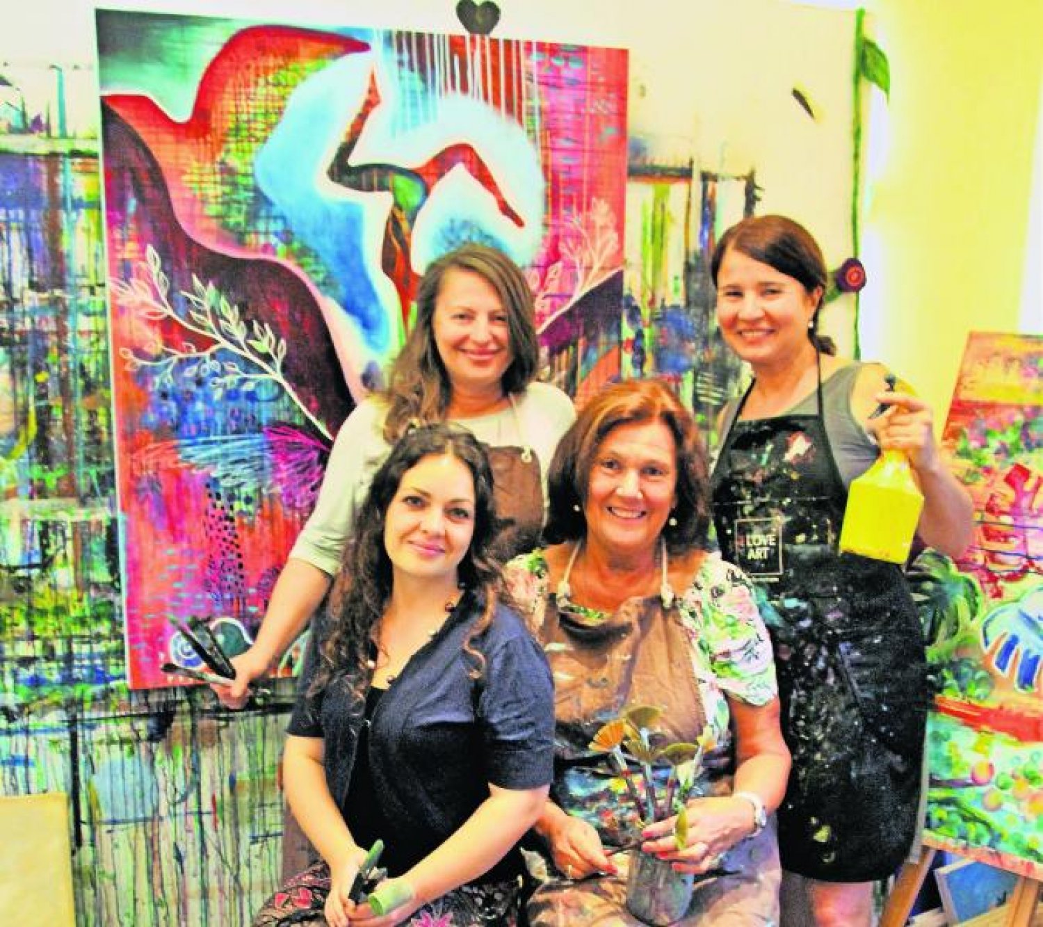 Mögen es farbenfroh: Sina Katharina Schulz (vorne links), daneben Sieglinde Putze und Anzelika Jakovleva (links), und Olga Goy stellen am Sonntag in der Obermühle Langenselbold eine Vielzahl ihrer Exponate aus