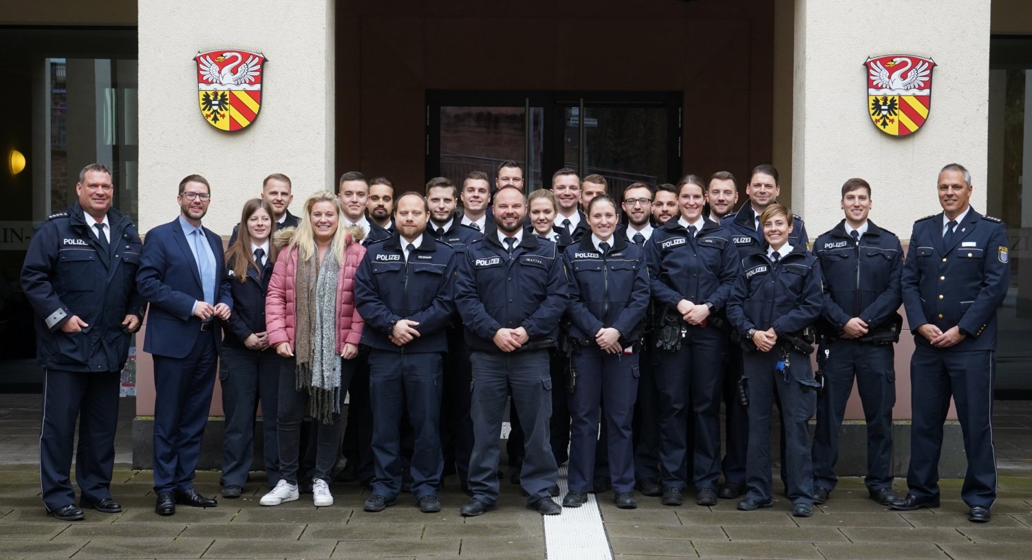 Das Bild Bild zeigt den Landrat bei der Begrüßung der neuen Polizeikräfte im Jahr 2019
