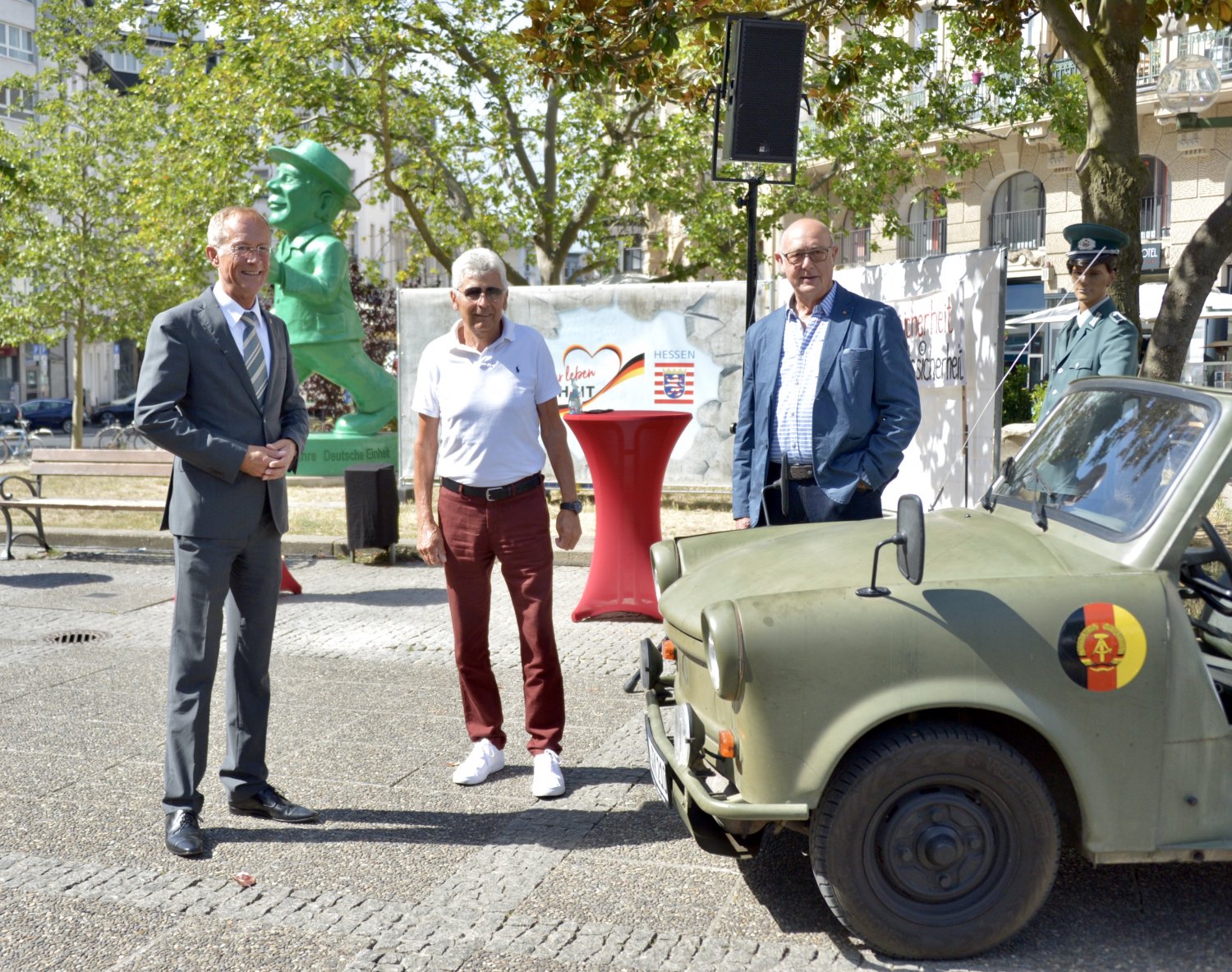 Der Chef der Hessischen Staatskanzlei, Staatsminister Axel Wintermeyer (links), und die Zeitzeugen Jürgen May (Mitte) und Berthold Dücker.