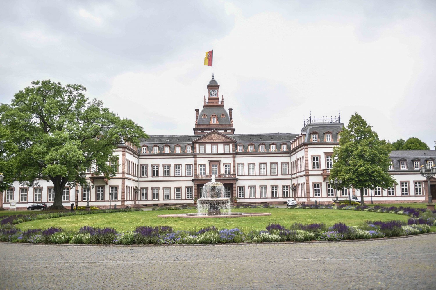 Rund um Schloss Philippsruhe feiert viele junge Menschen in den Nachtstunden