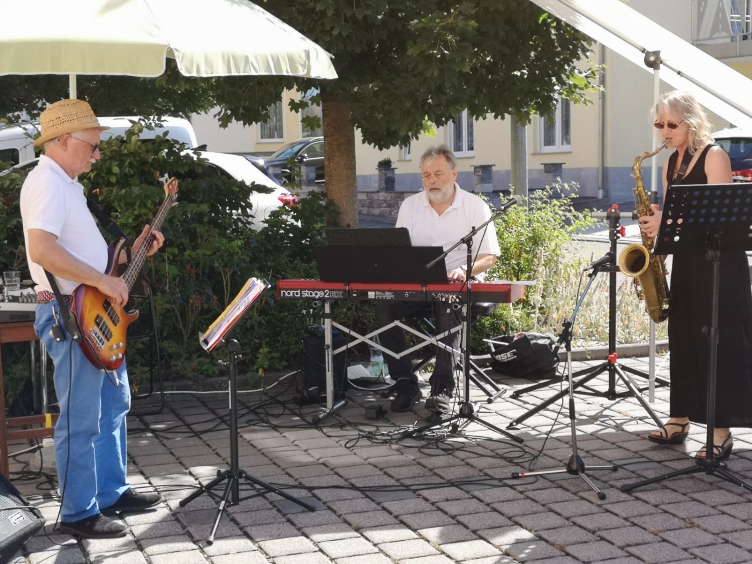 Bewohner des Seniorenzentrums begeistert vom ersten Auftritt des Jazz-Trios