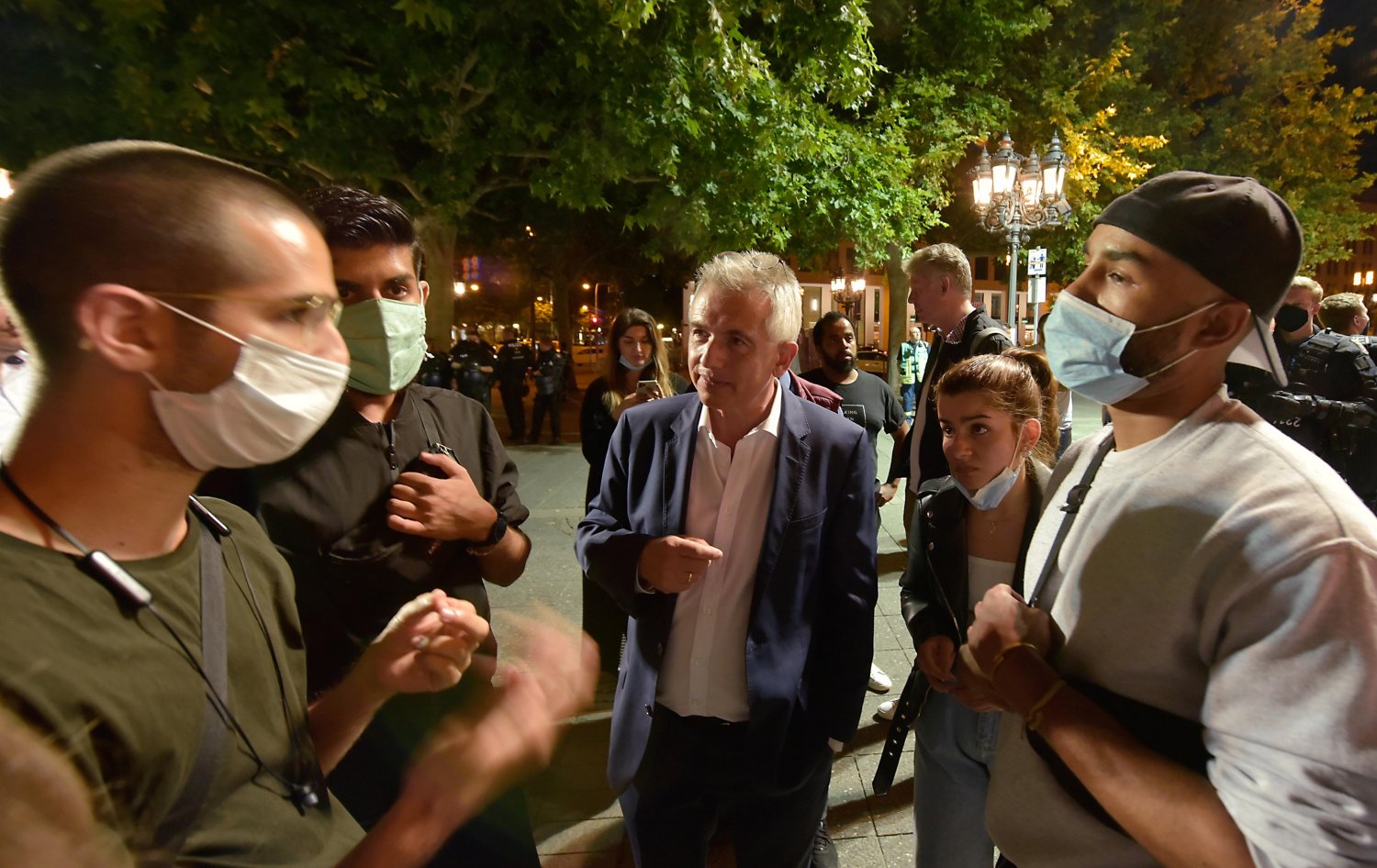 Oberbürgermeister Peter Feldmann im Gespräch mit Besuchern am Opernplatz