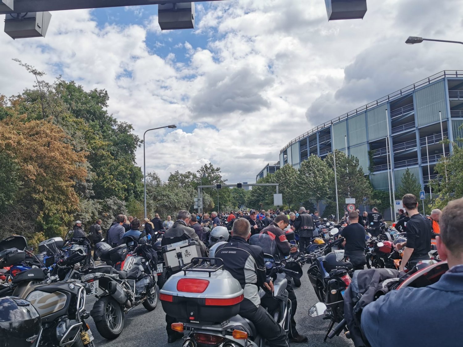 Über 1.100 Biker haben am Sonntag in Frankfurt am Main demonstriert