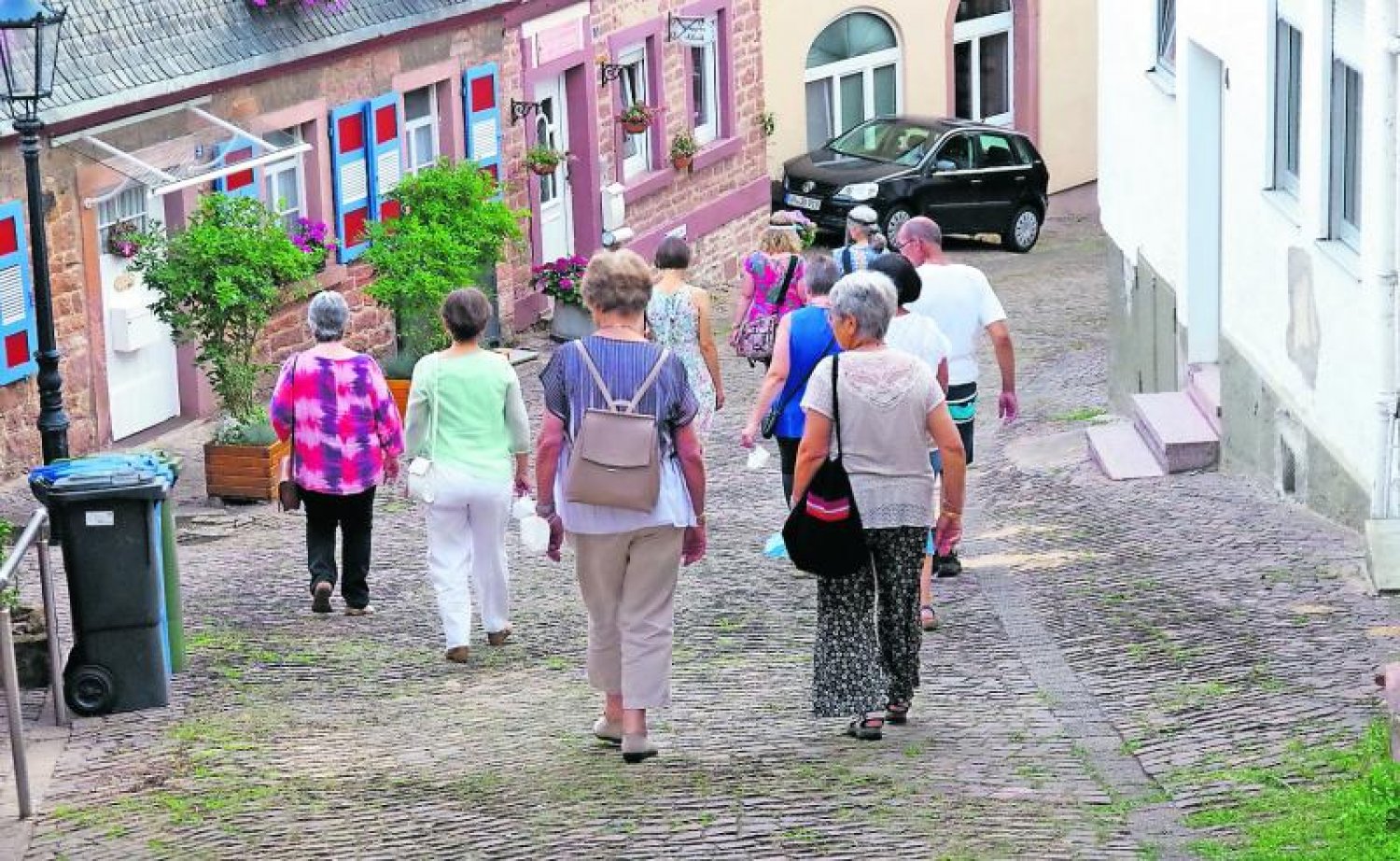 Die Stadtführerinnen führen die Gäste der Themenführung die Untere Haitzer Gasse entlang