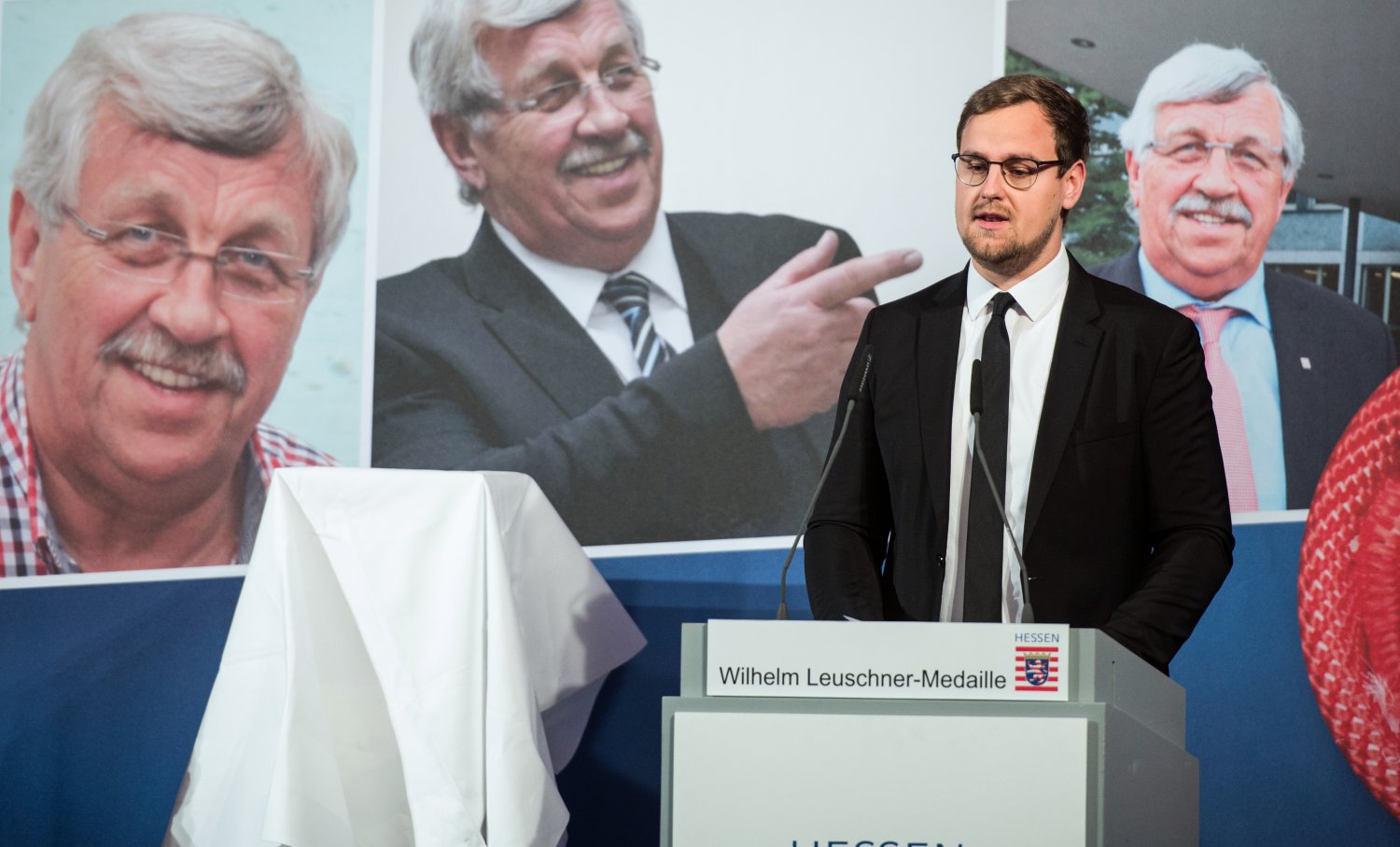 Archivfoto vom 1. Dezember 2019: Jan-Hendrik Lübcke, Sohn von Walter Lübcke, hielt eine Rede anlässlich der posthumen Verleihung der Wilhelm-Leuschner-Medaille an den ermordeten RP.