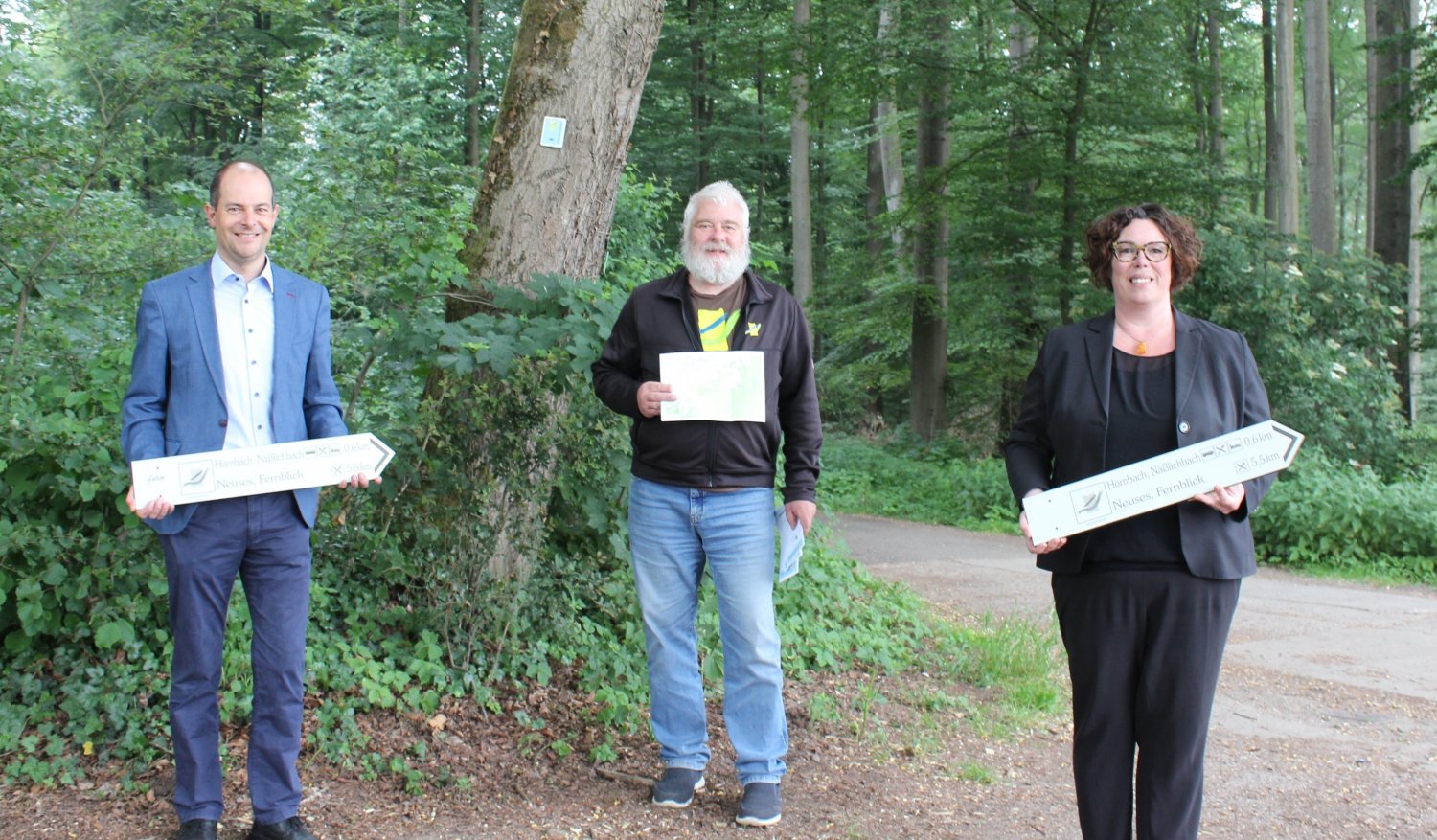 Von rechts: Susanne Simmler, Vorsitzende des Zweckverbands Naturpark hessischer Spessart, Fritz Dänner, Geschäftsführer des Naturparks hessischer Spessart und der Freigerichter Bürgermeister Dr. Albrecht Eitz.