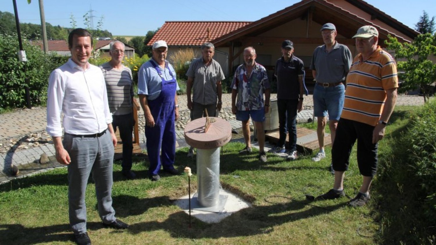 Die Fischborner freuen sich mit Bürgermeister Fabian Fehl (links) und Sonnenuhrmacher Albert Jansen (2. von rechts) über die neue Sonnenuhr am Weg des Wassers.
