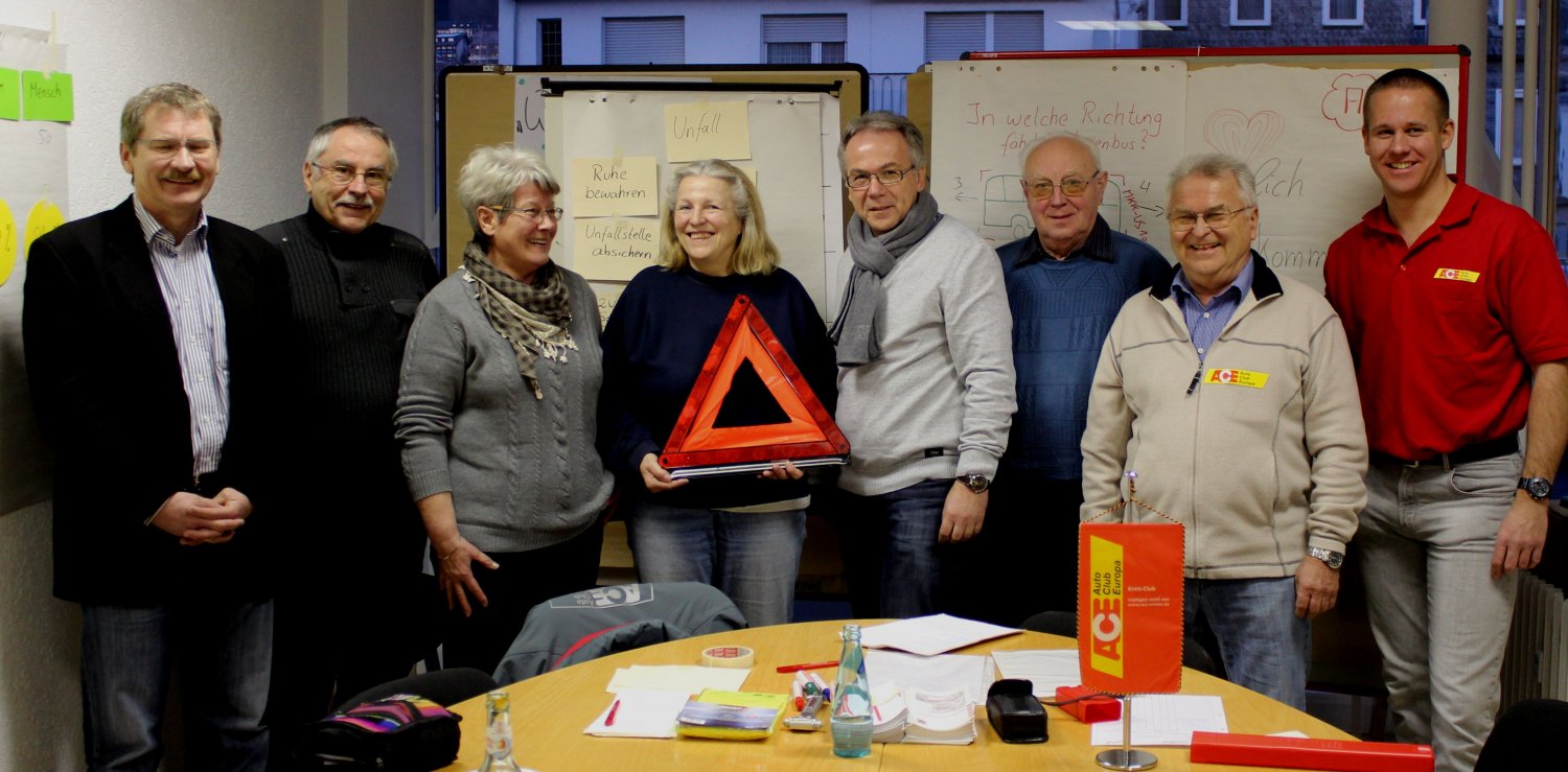Teilnehmer am ACE-Clubabend "Pannenkurs" in Gelnhausen zusammen mit dem Referenten Polizeihauptkommissar Ralf Bentert (rechts)