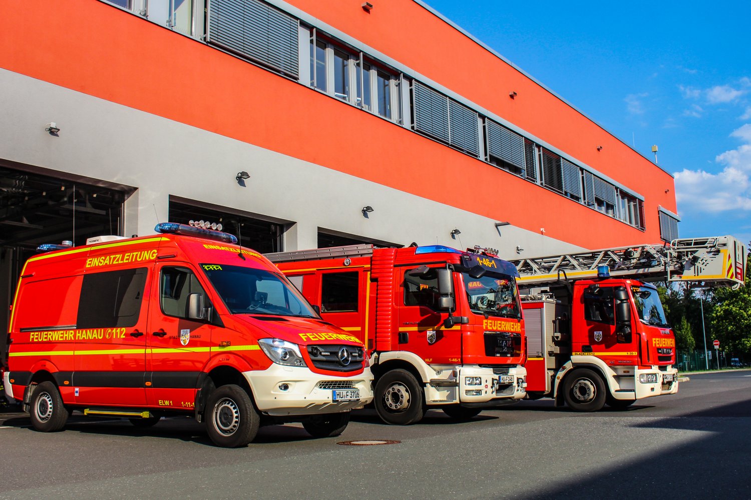 Um 03:25 Uhr wurde die Einsatzabteilung Mittelbuchen, der hauptamtliche Löschzug sowie die Feuerwehr Maintal-Wachenbuchen alarmiert.