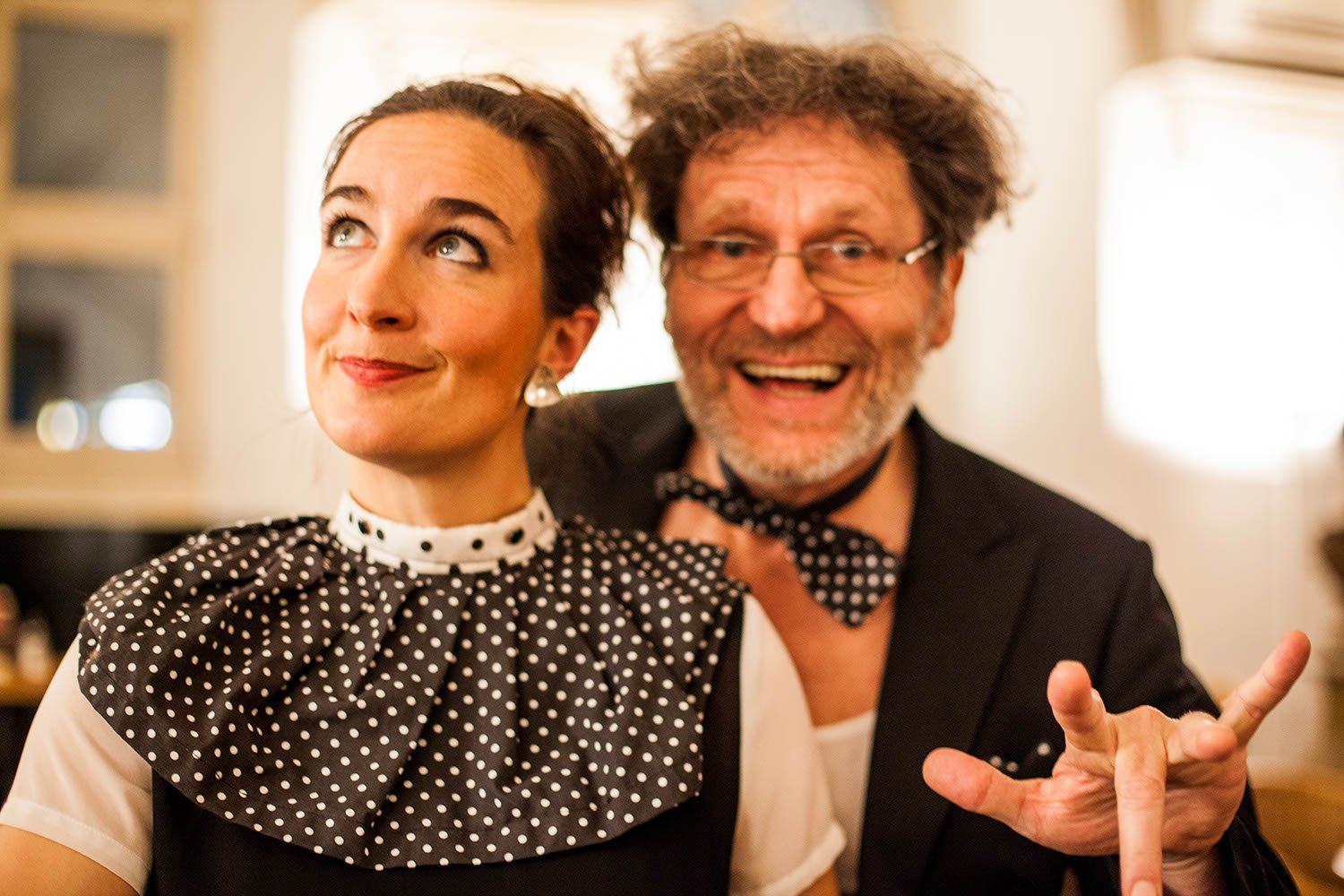Julia Ballin inszeniert in kurzen Moderationen die Musik, die zum Zuhören, Schmunzeln und Tanzen verführt.