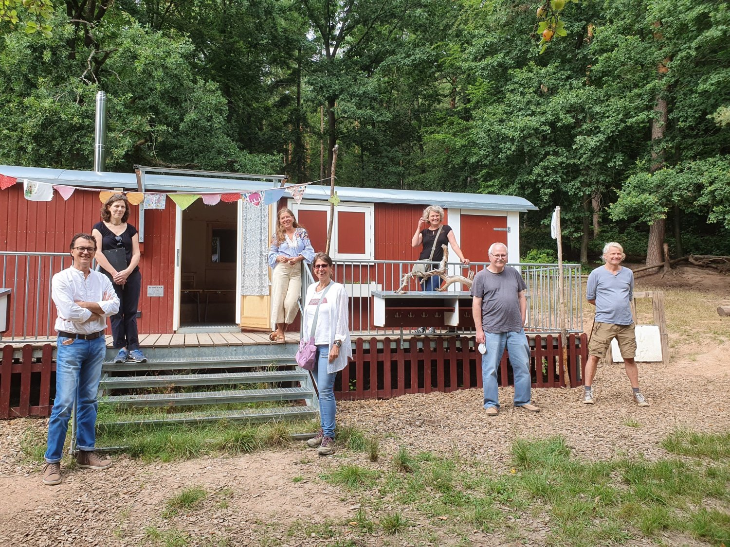 v.l. Die Erlenseer Planungsgruppe Andreas Amberg, Kathrin Smola-Peter, Sabine Bischoff, Sandra Wunder und Reiner Mayer mit Berit Zeber (3. v.l.) und Mirko Seeling (7. v.l.)