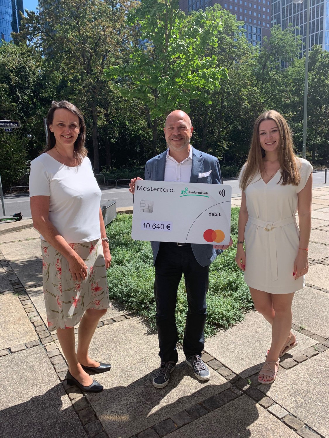 Spendenübergabe von Mastercard an die Stiftung Kinderzukunft