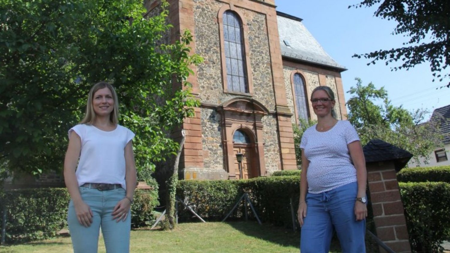 Pfarrerin Sarah Mahn (links) wird die schwangere Pfarrerin Andrea Engelkamp ab 21. August für die folgenden 18 Monate vertreten. 