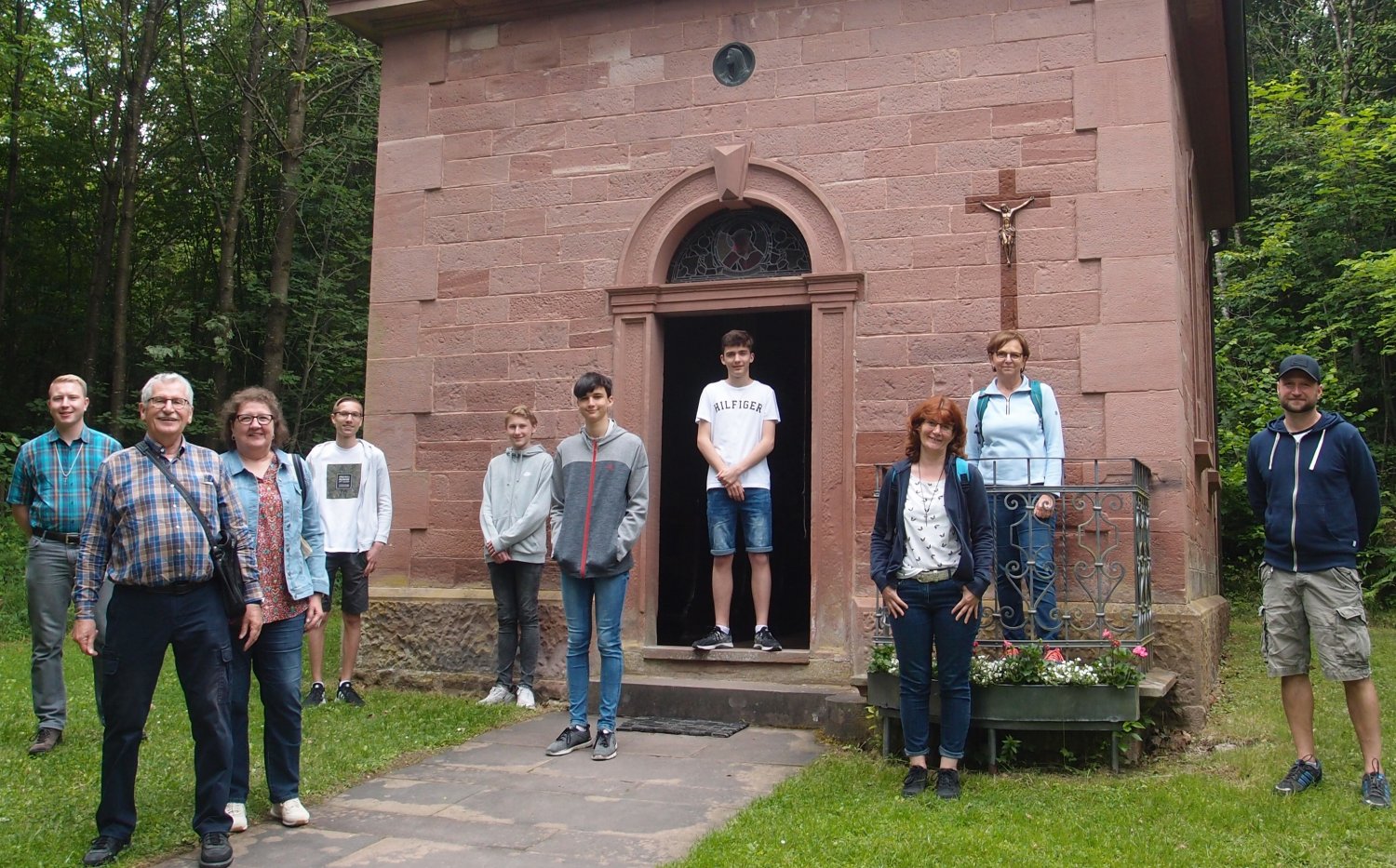 Das Foto zeigt die private Pilgergruppe vor der Kapelle am Walldürner Märzenbrünnlein.