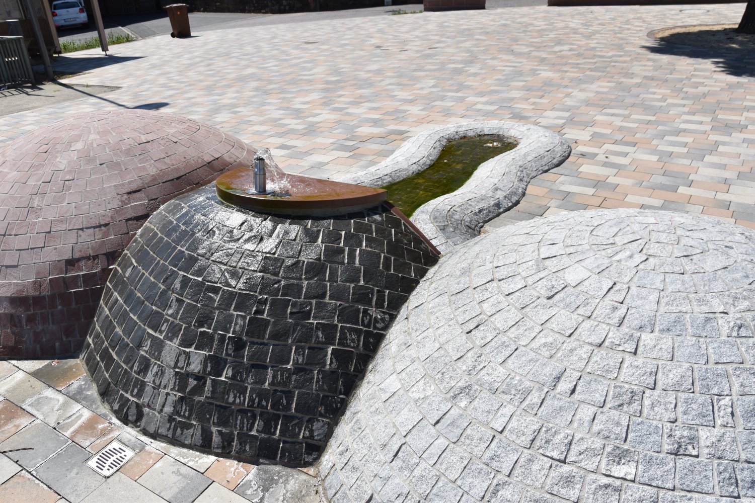 Der Brunnen in Oberndorf sollte eigentlich an die Berge im Spessart erinnern.