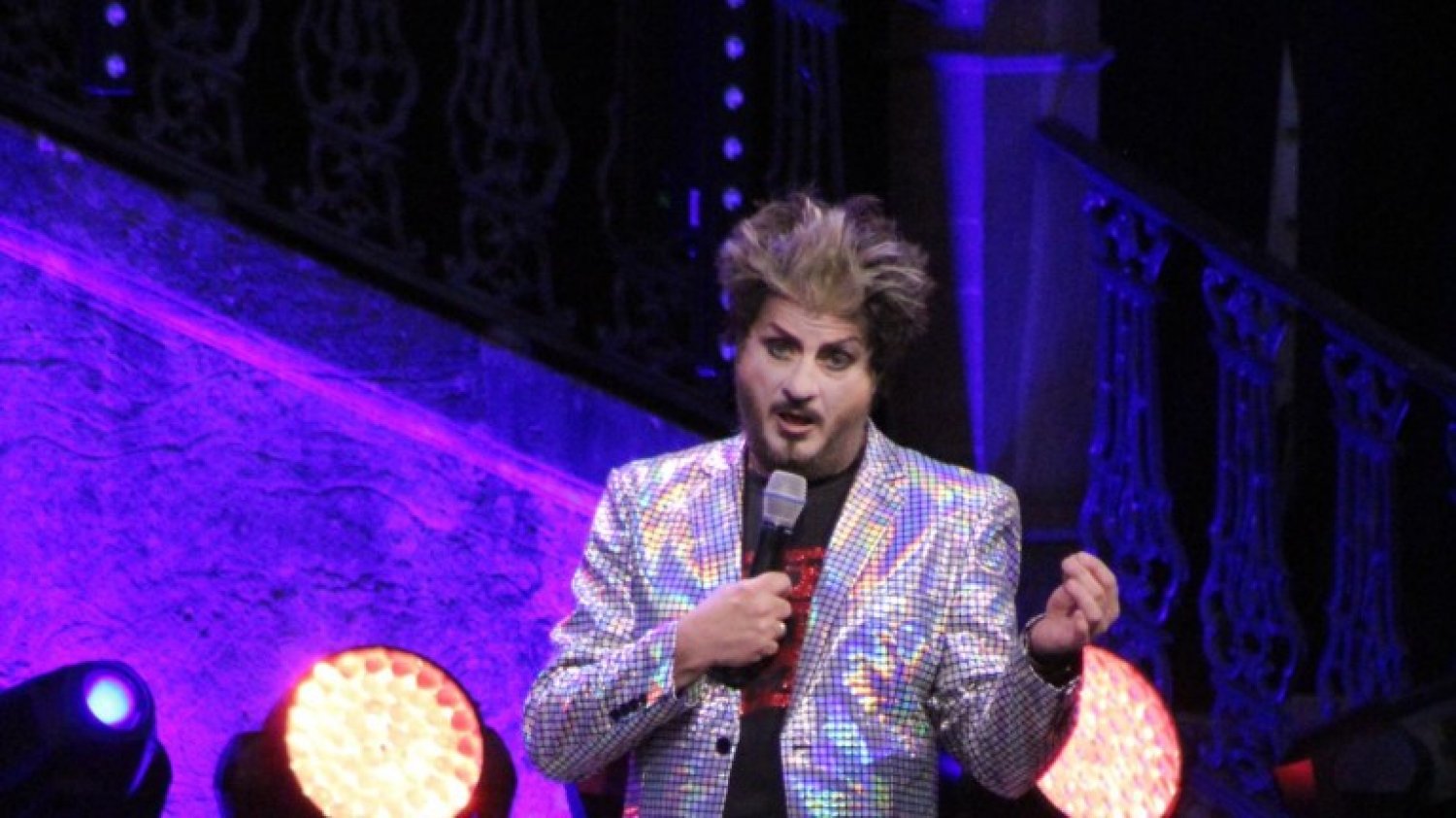 Zuschauer verlassen Comedy-Auftritt im Hanauer Amphitheater.