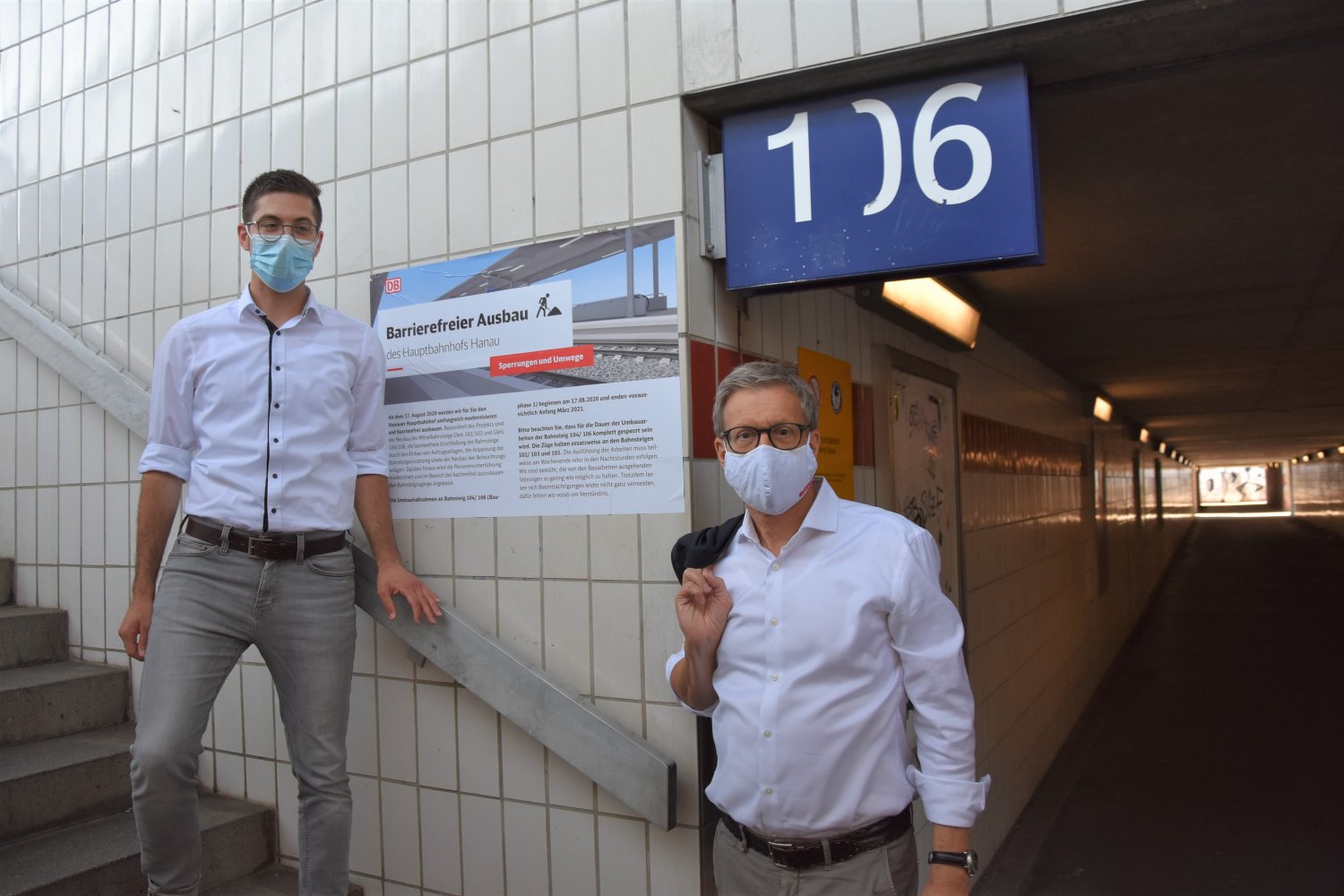 Stadtrat Thomas Morlock und Sebastian Brieger (links), beim städtischen Eigenbetrieb Hanau Infrastruktur Service als Projektkoordinator Schienenverkehr tätig