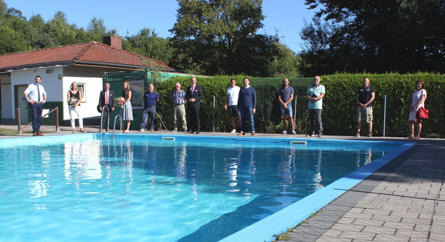 Landrat Thorsten Stolz (links) und Kreisbeigeordneter Winfried Ottmann (Dritter von links) freuten sich über das große ehrenamtliche Engagement in Mernes für den Erhalt des Schwimmbades