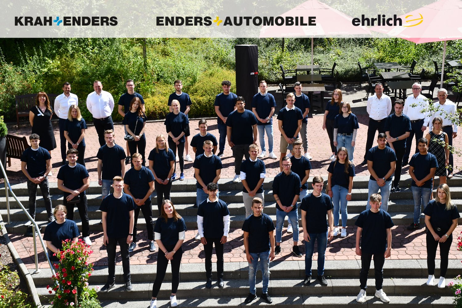 Bild zeigt die Auszubildenden, Praktikanten und Führungskräfte von Krah+Enders, Enders Automobile und Ehrlich