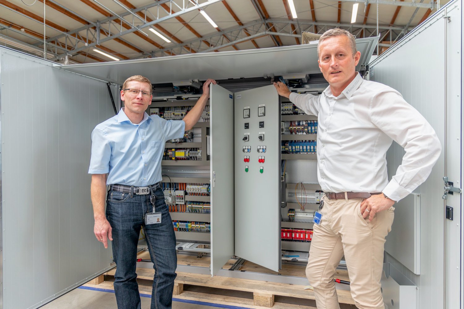 Steve Vogt (links) und Sascha Schröder am Schaltschrank