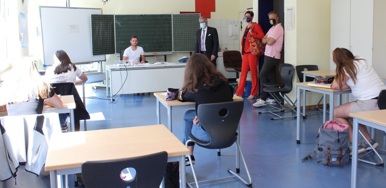 Kreisbeigeordneter und Schuldezernent Winfried Ottmann (Dritter von rechts) zusammen mit Christina Hohmann die Ferienakademie an der Philipp-Reis-Schule in Gelnhausen und sprach dort mit Schulleiter Jochen Bühler (rechts)