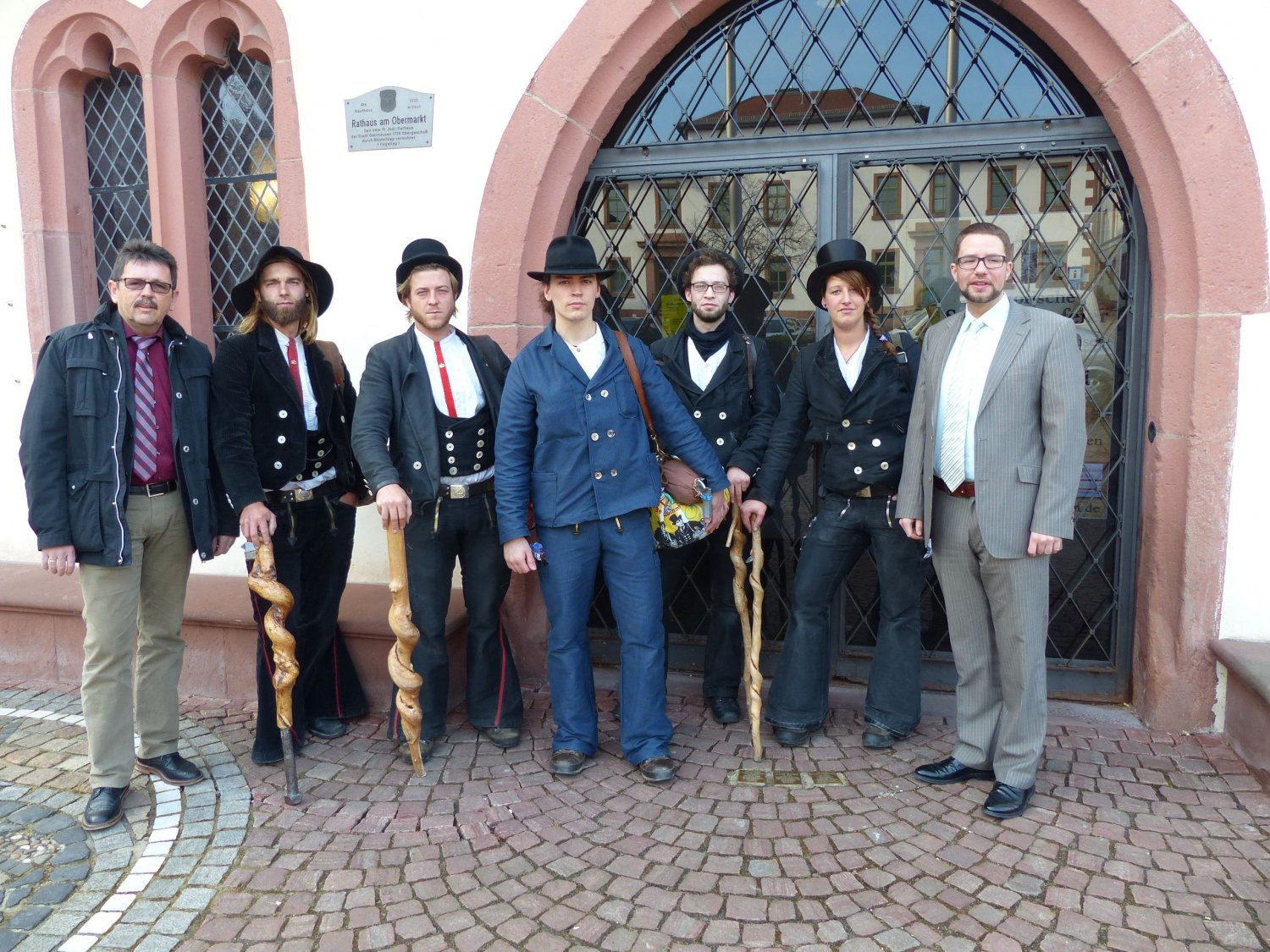 Bürgermeister Daniel Christian Glöckner (links) mit „Rückkehrer“ Benedikt Wahlbrecht (Fünfter von links, vorne) und Klaus Zeller (rechts)