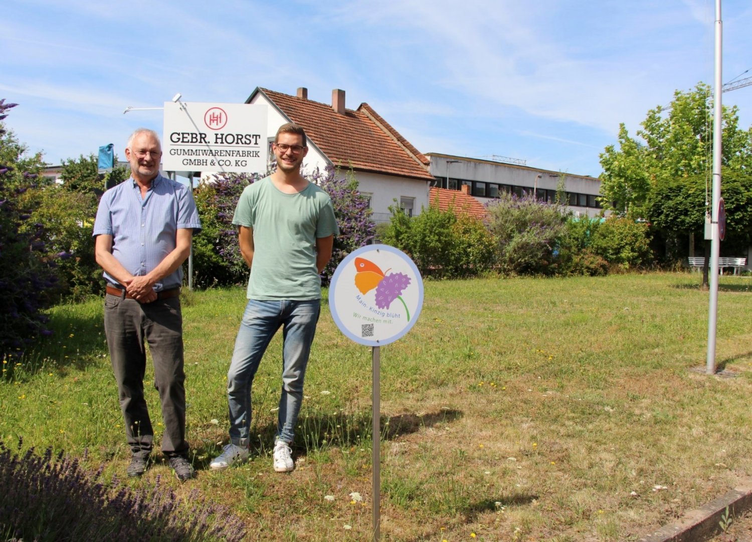 Geschäftsführer Michael und Lukas Horst (v.l.n.r.) vor der zukünftigen Blühwiese am Firmengebäude 