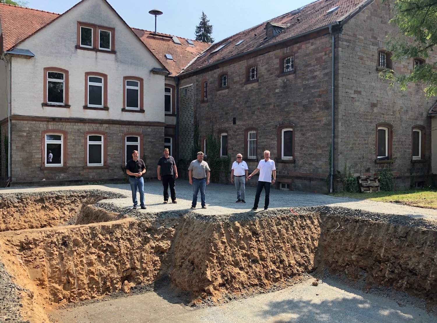 .l. Bauunternehmer Sonntag (jr.), Architekt Pankratz, Bauamtsleiter Wolfgang Schmidt, Bauunternehmer Sonntag (sen.), Bürgermeister Andreas Weiher