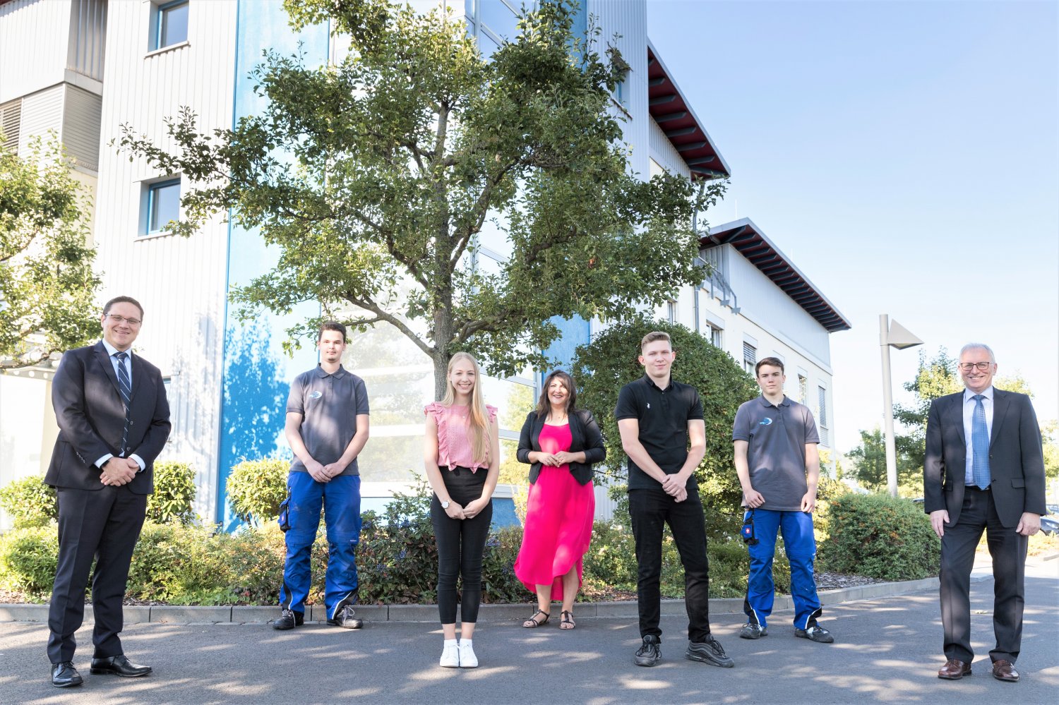 Ottmar Rausch und Ivars Gludausis (außen, links und rechts) begrüßen die neuen Auszubildenden Robin Ganz, Niklas Nickel, Alisha Kolb und Rafael Hafke (von links)