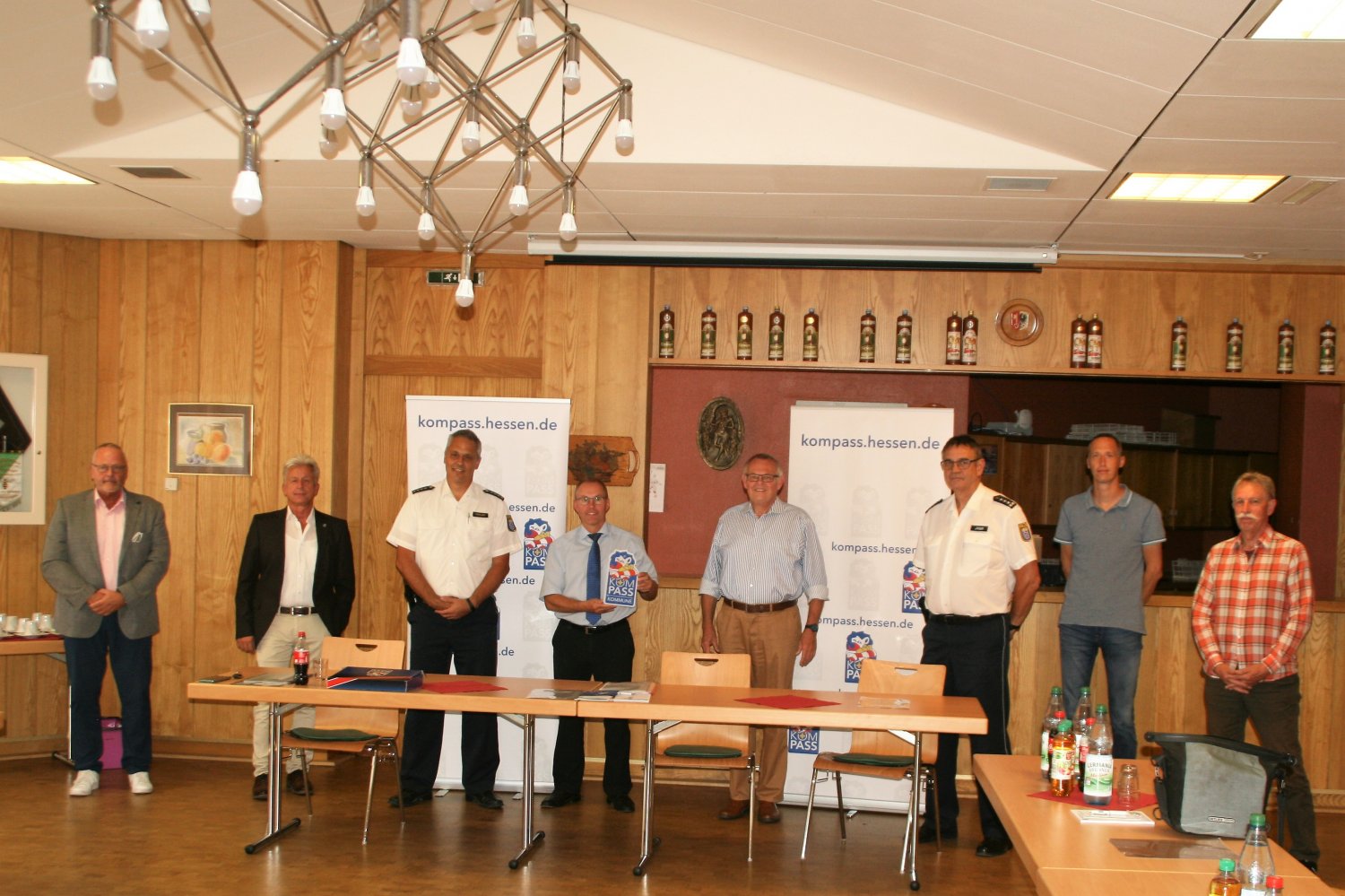 Jürgen Fehler, Leiter der Polizeidirektion Main-Kinzig (3. von links), bei der Übergabe des KOMPASS-Starter-Kits an Bürgermeister Gerald Helfrich