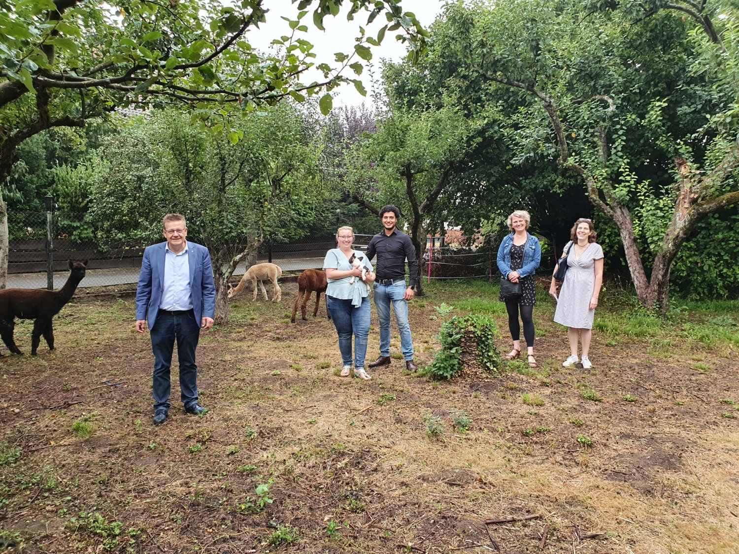 vl. Bürgermeister Stefan Erb, Meike und Armine Meintzen, Sandra Wunder, Kathrin Smola-Peter im großen Garten der Familie