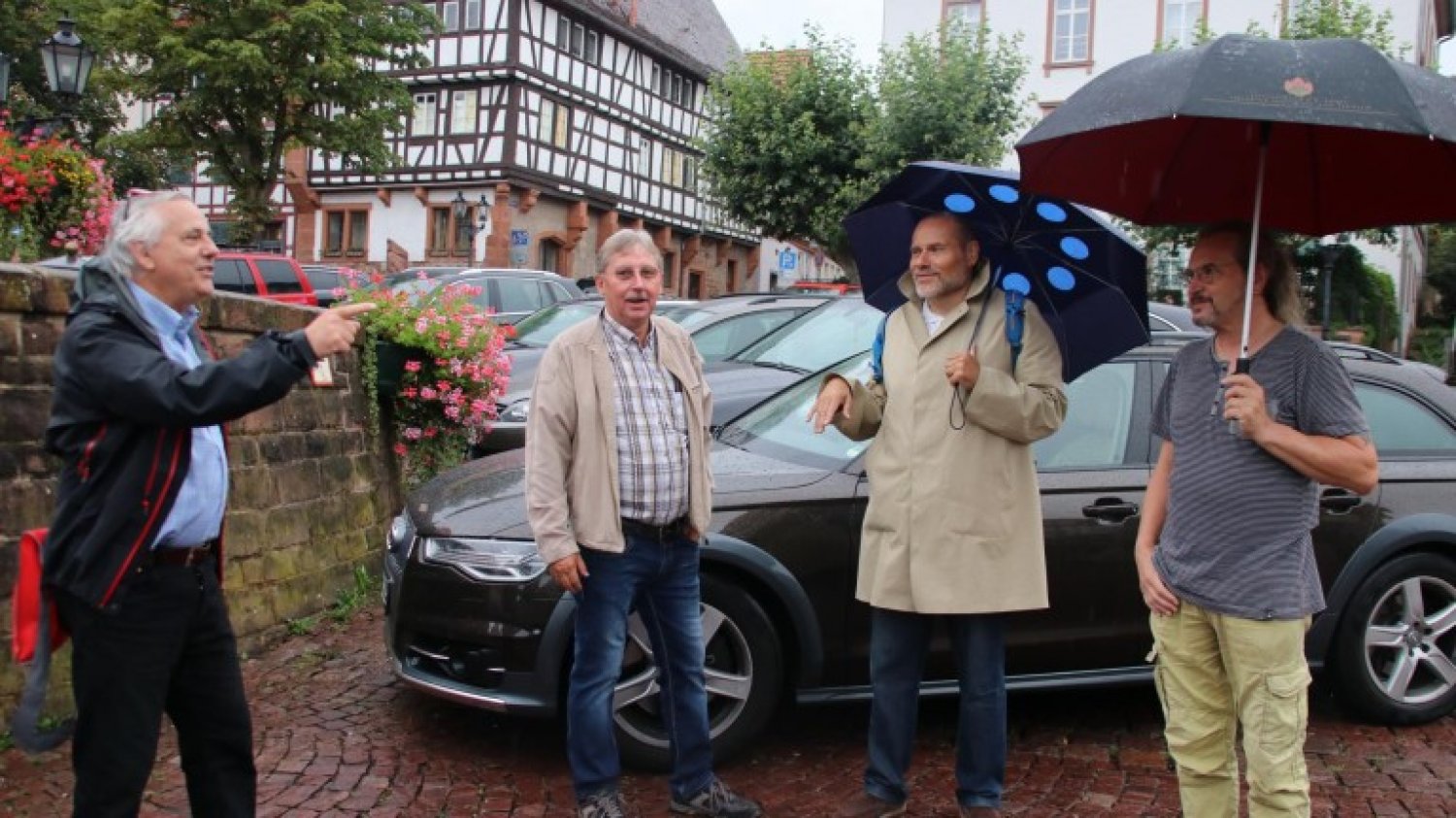 Walter Nix, Walter Schindler, Rudolf Michl und Gerhard Naumann (v.l.) vor den wie so oft falsch geparkten Blechkarossen auf dem Obermarkt