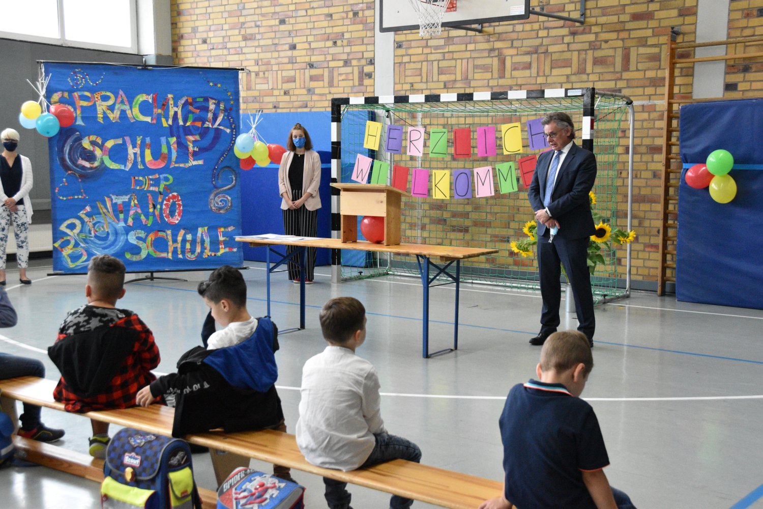 Hoher Besuch in der Bretanoschule zur Einschulung der neuen ABC-Schützen.