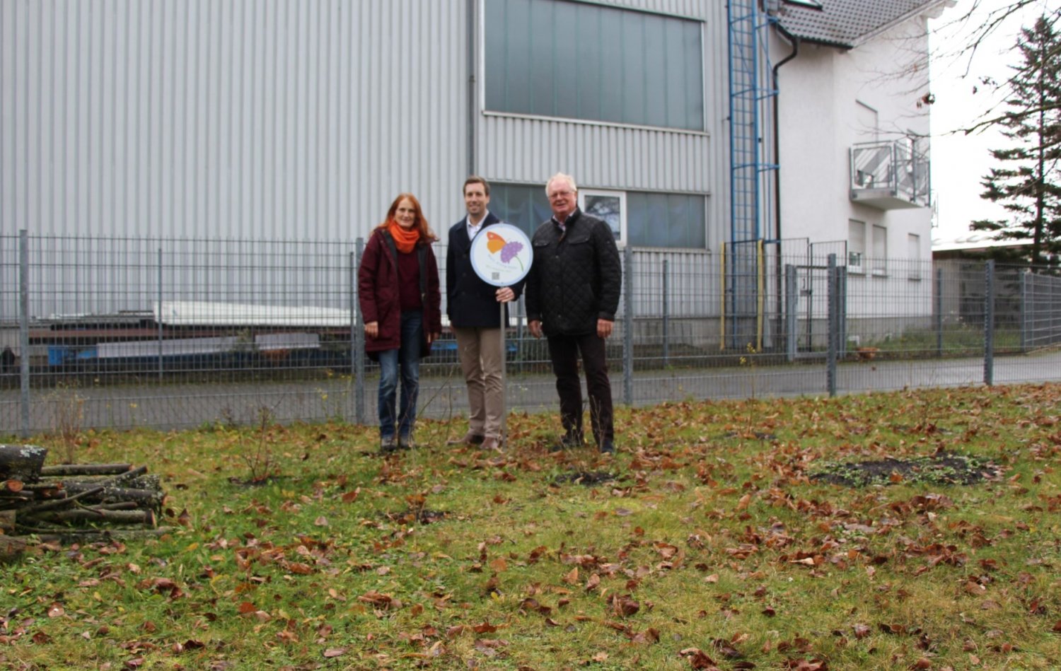 v.l.n.r.) Start im Winter: Umweltingenieurin und Naturgartenplanerin Dorothee Dernbach neben Lucas und Gottfried Brückner mit dem Main-Kinzig-blüht-Siegel