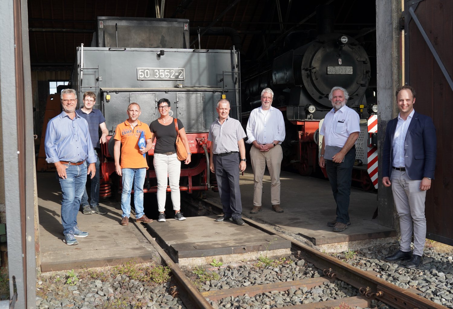 Von links: Klaus Gerhard, - die drei Vertreter der Museumseisenbahn mit Herrn Labus in der Mitte - , Prof. Dr. Fetzer, Jörg-Uwe Hahn, Prof. Dr. Piesold, Kolja Saß