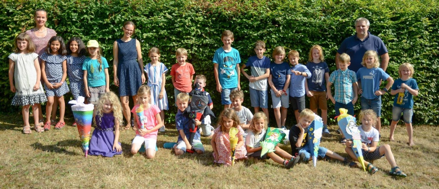 Von links: Kristina Betz (pädagogische Schulleitung), Jelena Reitz (Lernbegleiterin) und Tobias Engbroks (Lernbegleiter) mit den neuen Schülerinnen und Schülern.